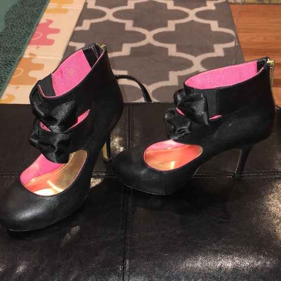 Stiletto High Heels with Bows - Picture 4 of 8